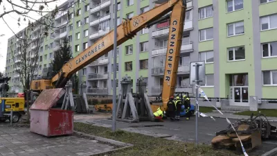 Na snímke skladanie stavebného demolačného stroja na Mukačevskej ulici v Prešove, ktorým budú búrať 12-podlažnú bytovku po výbuchu plynu.