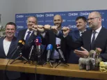 Na snímke sprava predseda SaS Richard Sulík, predseda KDH Alojz Hlina, za PS Spolu Michal Truban, predseda Za Ľudí Andrej Kiska a Erika Baláž za PS Spolu po podpise paktu o neútočení.