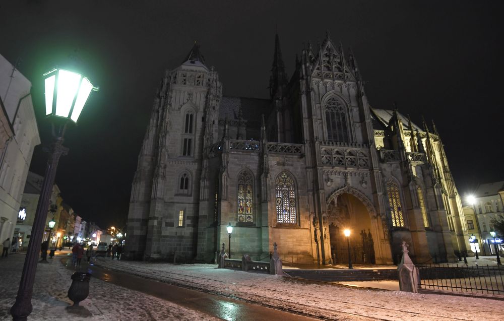 Polnočná omša v Dóme sv. Alžbety (na snímke) v Košiciach v noci na 25. decembra 2018