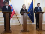 Traja najvyšší ústavní činitelia, prezidentka Zuzana Čaputová (uprostred), vľavo predseda Národnej rady (NR) SR Andrej Danko (SNS) a vpravo premiér SR Peter Pellegrini (Smer-SD)