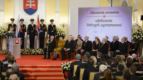 Na snímke vľavo prezidentka SR Zuzana Čaputová pri prejave počas slávnostného ceremoniálu udeľovania štátnych vyznamenaní