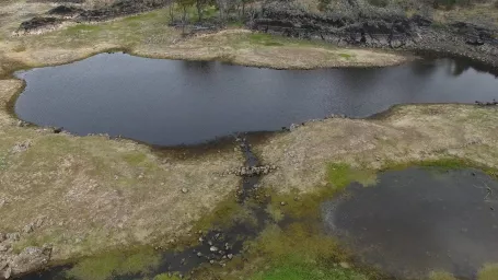 Snímka Budj Bim Cultural Landscape a kameňom lemovaných kanálov a jazier.