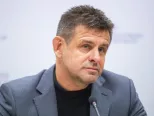 Na snímke podpredseda vlády a minister životného prostredia László Sólymos  (Most-Híd) počas vyhlásenia ku stredajším udalostiam 23. januára 2020 v Bratislave. Minister životného prostredia László Sólymos  (Most-Híd) podáva demisiu . Oznámil to na štvrtkovej tlačovej konferencii v reakcii na jeho stredajší (22. 1.) incident. Za svoj skutok sa zároveň ospravedlnil.