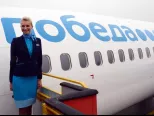 Na snímke letuška sa usmieva po pristátí lietadla Boeing 737-800NG leteckej spoločnosti Pobeda na bratislavskom letisku M. R. Štefánika