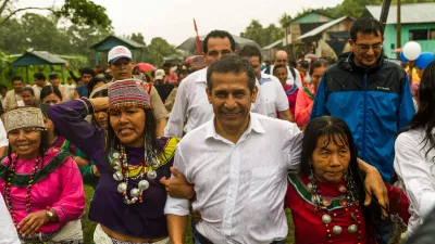 Na snímke domorodé kmene z oblasti Sierra del Divisor spolu s vtedajším prezidentom Peru Ollanta Humalom po tom, ako bola Sierra del Divisor v roku 2015 vyhlásená za národný park.