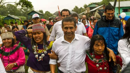 Na snímke domorodé kmene z oblasti Sierra del Divisor spolu s vtedajším prezidentom Peru Ollanta Humalom po tom, ako bola Sierra del Divisor v roku 2015 vyhlásená za národný park.