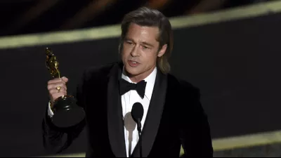 Brad Pitt si preberá Oscara za rolu kaskadéra Cliffa Bootha vo filme Vtedy v Hollywoode