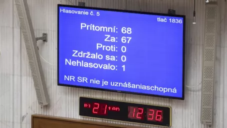 Na snímke elektronická tabuľa s výsledkom hlasovania poslancov o skrátenom legislatívnom konaní k trom vládnym návrhom na mimoriadnej schôdzi parlamentu