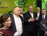 Zľava Anna Zemanová, Juraj Droba, generálny manažér strany Sloboda a Solidarita (SaS) Roman Foltýn, líder SaS Richard Sulík, Alojz Baránik a Martin Klus reagujú na prvý volebný odhad počas volebnej noci po parlamentných voľbách vo volebnej centrále strany v Bratislave 29. februára 2020.