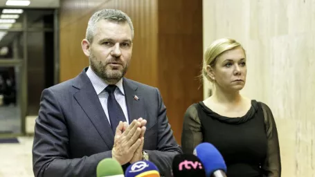 Na snímke zľava predseda vlády SR Peter Pellegrini a ministerka vnútra SR Denisa Saková