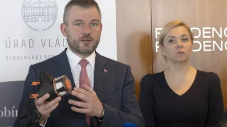 Na snímke vľavo predseda vlády SR Peter Pellegrini s jedným z respirátorov a vpravo ministerka vnútra SR Denisa Saková