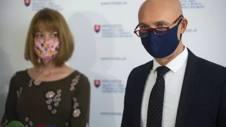 Na snímke minister školstva, vedy, výskumu a športu SR Branislav Gröhling a Miroslava Hapalová z iniciatívy To dá rozum