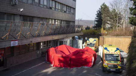 Na snímke špeciálny stan, v ktorom sa robia testy na nový koronavírus, pred Klinikou infektológie a geografickej medicíny Univerzitnej nemocnice Bratislava (UNB) na Kramároch