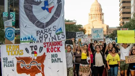 Kmeň Sioux protestoval štyri roky za ochranu svojho územia.