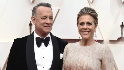 Na archívnej snímke z 9. februára 2020 Tom Hanks a Rita Wilsonová prichádzajú na udeľovanie filmových cien Oscar v Los Angeles.