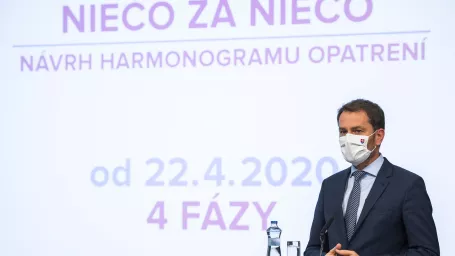 Na snímke predseda vlády SR Igor Matovič (OĽaNO) počas tlačovej konferencie k uvoľňovaniu opatrení na tému Niečo za niečo. V Bratislave 20. apríla 2020.