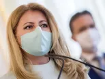 Prezidentka SR Zuzana  Čaputová  s ochranným rúškom počas tlačovej konferencie po stretnutí s odborníkmi na epidemiológiu a ekonomiku v Prezidentskom paláci v Bratislave v utorok 14. apríla 2020. Na stretnutí s hlavou štátu sa zúčastnili Andrea Kalavská, Zuzana Krištúfková, Ján Mikas, Martin Smatana, Ľudovít Ódor (vpravo), Ivan Šramko, Štefan Kišš a Lívia Vašáková. 