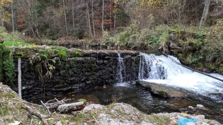 Na odstránenie bariéry bolo potrebných 18 súhlasov. Rieka si nakoniec poradila sama.Foto z jari 2020. 