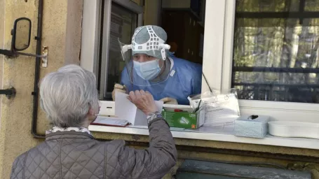 Na snímke študentka univerzity pracuje na záchytnom stanovisku nemocnice v Ružomberku.