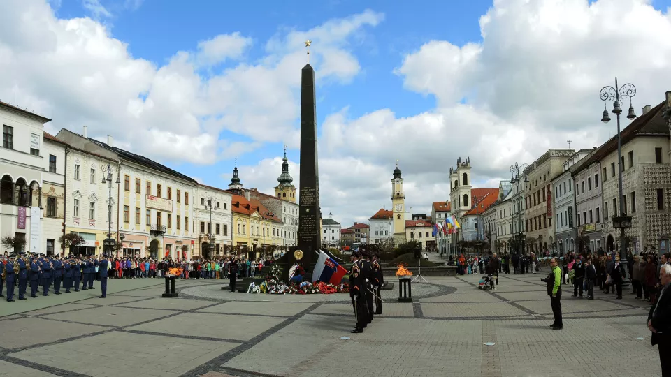 Na kombosnímke kladenie vencov pri pamätníku vojakom osloboditeľskej sovietskej a rumunskej armády na Námestí Slovenského národného povstania.