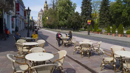 Na sníme Hlavná ulica v Košiciach, otvorené vonkajšie letné terasy reštaurácií a ďalších podnikov 7. mája 2020.