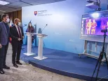 Na snímke zľava predseda vlády SR Igor Matovič a  minister obrany SR Jaroslav Naď pred termokamerou sledujú svoju telesnú teplotu počas tlačovej konferencie