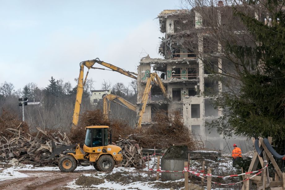 Na snímke búracie práce na stavenisku na Rázsochách v Bratislave 22. januára 2020