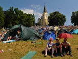 Na snímke pohľad na stany a pútnikov na Mariánskej hore počas Mariánskej púte v Levoči  5. júla 2015.