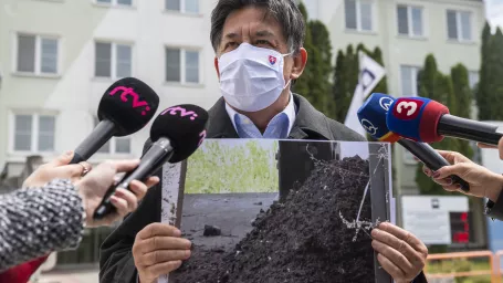 Na snímke minister životného prostredia SR Ján Budaj drží v rukách fotografiu po kontrolnom dni v prevádzke cementárne v Rohožníku v súvislosti s podozrením na dovoz nelegálneho odpadu 13. mája 2020.