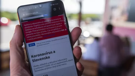 Na snímke telefón so zobrazenou webovou stránkou korona.gov.sk