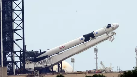 Raketa SpaceX Falcon 9  s vesmírnou loďou Crew Dragon pred štartom z Kennedyho vesmírneho strediska na Myse Kanaveral na Floride 26. mája 2020. Raketa na Medzinárodnú vesmírnu stanicu (ISS) po prvý raz povezie aj ľudskú posádku.