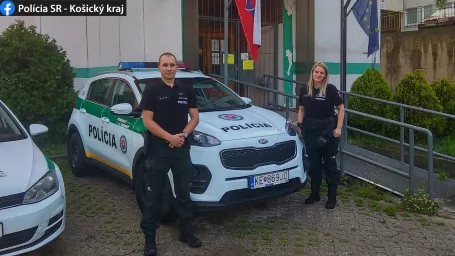 Policajti Róbert a Ivana z PZ Ťahanovce zachránili muža v bezvedomí. 