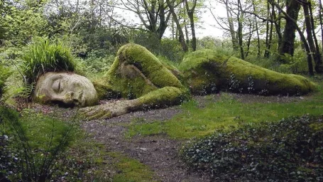 Mnohí turisti prichádzajú do botanickej záhrady aby sa pozreli práve na túto sochu.