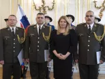 Prezidentka SR Zuzana Čaputová (druhá sprava) vymenovala do hodnosti brigádneho generála troch dôstojníkov Ozbrojených síl (OS) SR a to Štefana Kovácsa (druhý zľava), Tibora Králika (vpravo) a Ferdinanda Muríňa (vľavo) v Prezidentskom paláci