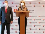 Poslankyňa Národnej rady (NR) SR Petra Krištúfková (Sme rodina) a predseda NR SR Boris Kollár (Sme rodina)