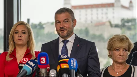 Na snímke zľava členka predsedníctva Smer-SD Denisa Saková, podpredseda parlamentu Peter Pellegrini (Smer-SD) a poslankyňa Ľubica Laššáková počas tlačovej konferencie k vzniku novej strany v Bratislave 16. júna 2020.