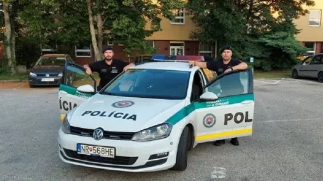 Policajti sprevádzali mamičku.