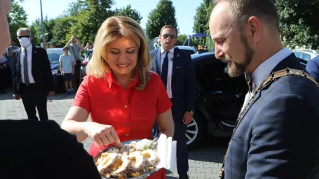 Prezidentka SR Zuzana Čaputová a predseda TTSK Jozef Viskupič