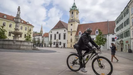 Na snímke cyklista s ochranným rúškom prechádza cez Hlavné námestie počas pandémie koronavírusu v Bratislave 27. apríla 2020.