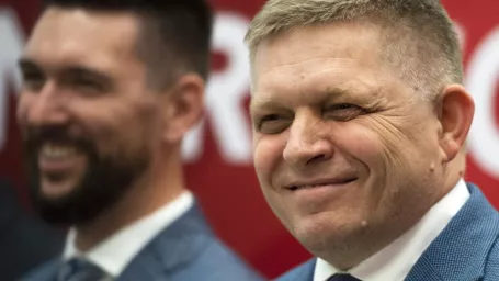 Na snímke sprava staronový predseda SMERu-SD Robert Fico