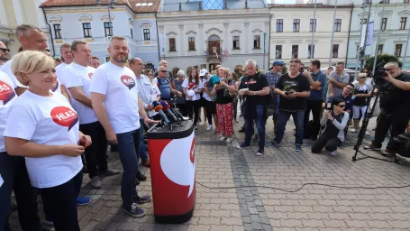 Na snímke podpredseda Národnej rady SR Peter Pellegrini (tretí zľava) počas tlačovej konferencie pri príležitosti oficiálneho začiatku zbierania podpisov na založenie novej politickej strany HLAS – sociálna demokracia. Vľavo Ľubica Laššáková, druhý zľava Richard Raši. V Banskej Bystrici 13. júla 2020.