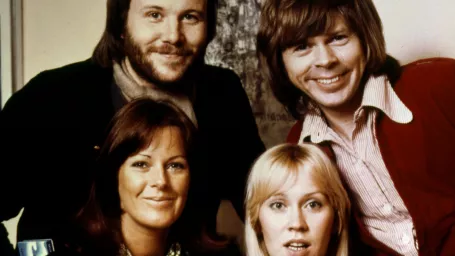 Na archívnej snímke zo 14. júna 1974 legendárna švédska skupina ABBA vzadu vľavo Bjorn Ulvaeus a Benny Anderson, vpredu vpravo Agnetha Faltskogová a Anni Frid Lyngstadová.