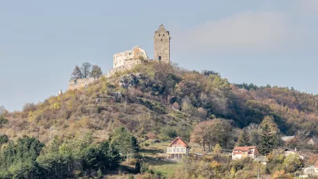 Romantickú siluetu mohutného Topoľčianskeho hradu, ktorý sa vypína na vápencovo-dolomitovom brale nad dedinkou Podhradie je vidno už zďaleka.