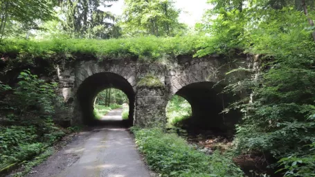 Na snímke unikátny kamenný most z roku 1926 v Pokutskej doline v okrese Žarnovica.