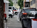 Odber vzorky na test prítomnosti koronavírusu formou Drive-through priamo z auta v Bratislave.