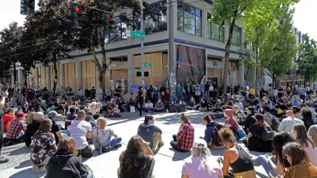 Demonštranti sedia pred sídlom miestneho policajného oddelenia počas protestu proti policajnej brutalite v Seattle, archívna snímka.