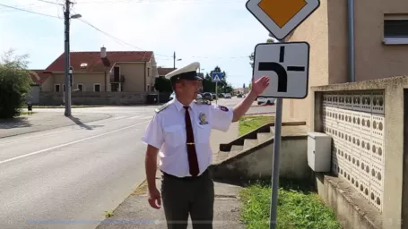 Policajt upozorňuje, že smerovku dávame aj v tomto prípade.