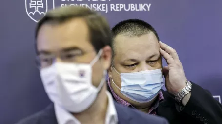 Na snímke zľava minister zdravotníctva SR Marek Krajčí a hlavný hygienik SR Ján Mikas