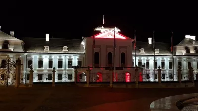 Prezidentský palác nasvietený vo farbách Bieloruska