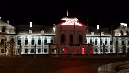 Prezidentský palác nasvietený vo farbách Bieloruska